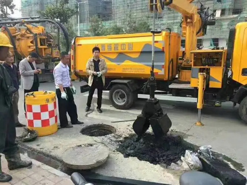 隆回街道：网格员化身“清道夫”，为民解忧疏通“堵心”化粪池
