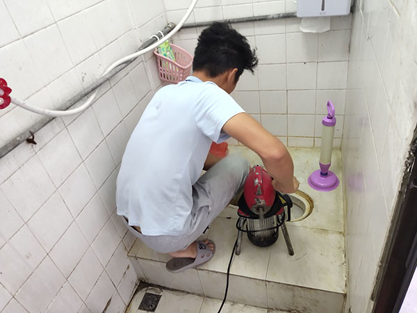 隆回肥皂掉到马桶里把马桶堵住了怎么办？马桶堵住了怎么办