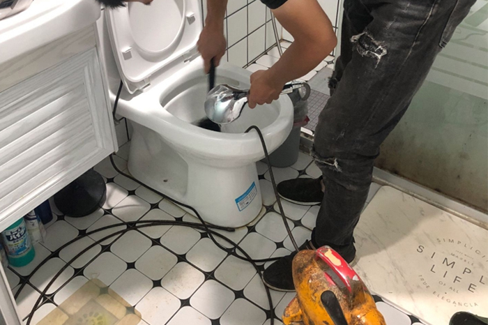 隆回马桶堵塞自己疏通还是找师傅？专业上门服务让你省时更省心
