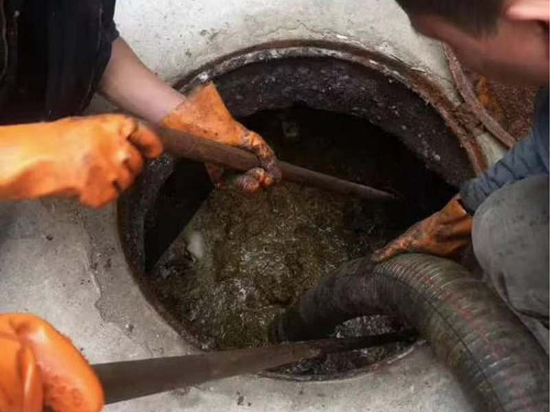 隆回清理化粪池时如何避免沼气的危害？